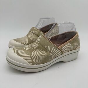 Dansko Vegan Volley Chino Palm Clogs Size 38/7.5-8